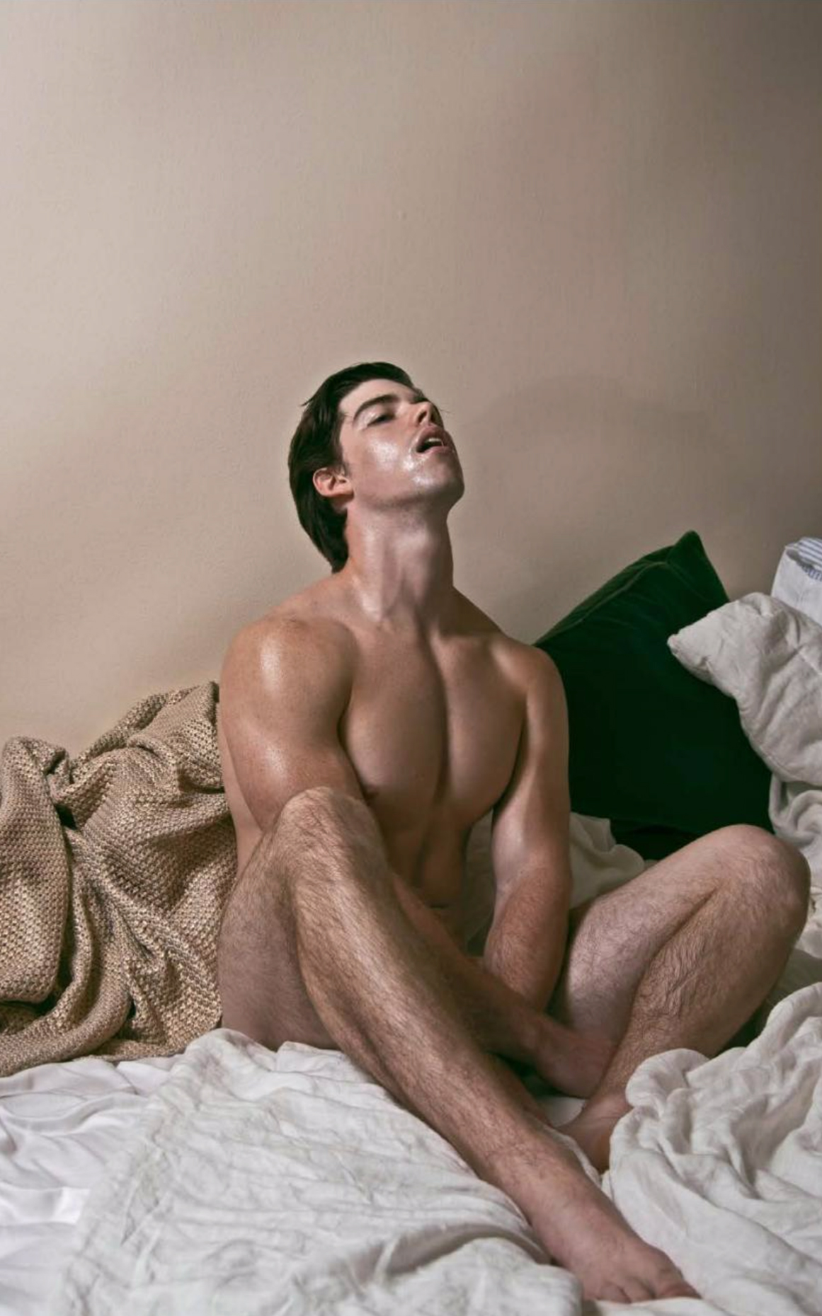 Hot man in a hotel room - NSFW- – Gay Side of Life