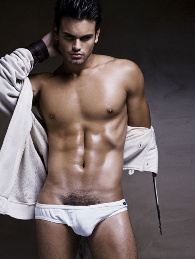 Leonardo-Corredor-model-photographer-gay-friendly